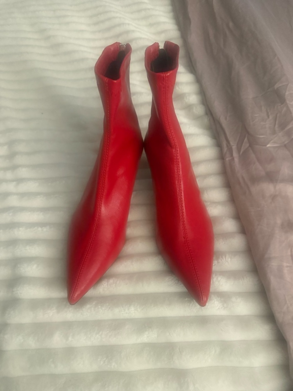 Women's Red Pointed Toe Ankle Boots - Sleek Stretch Design
